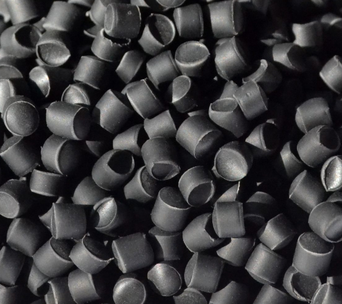 Cảnh giác với vật dụng làm từ nhựa đen, Turner đã xét nghiệm hơn 600 vật phẩm có chất liệu nhựa đen bằng tia X